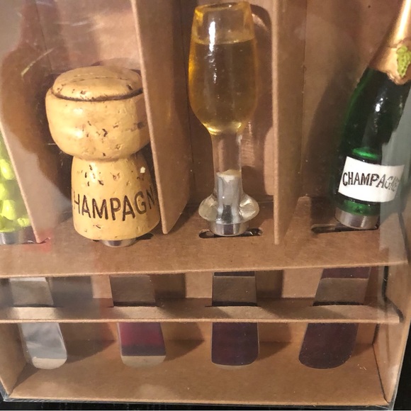 Mr. Spreader 4-Piece Resin , wine champagne Spreader, Assorted - Picture 2 of 3